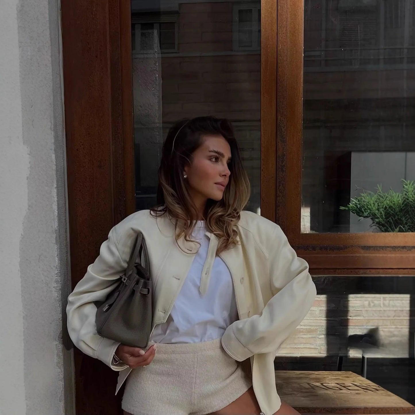 Naomi mit Stehkragen und Knopfdetails