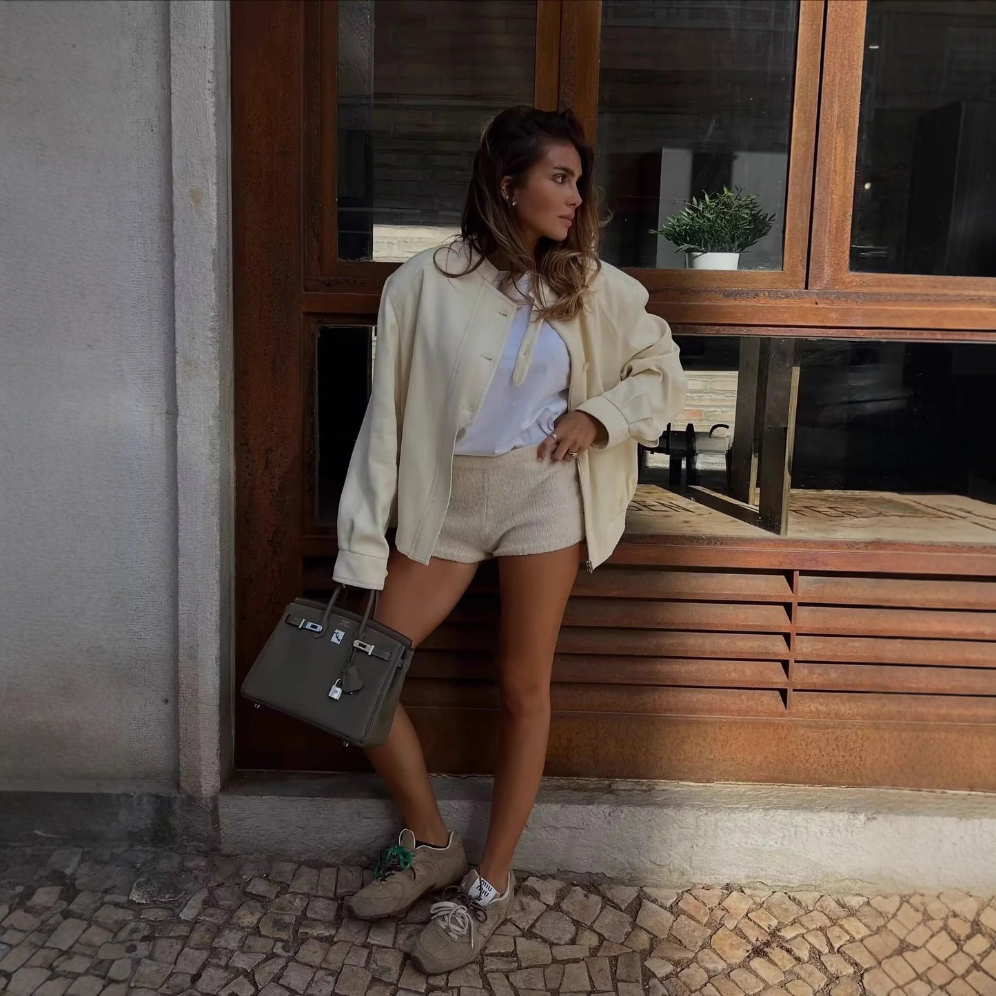 Naomi mit Stehkragen und Knopfdetails