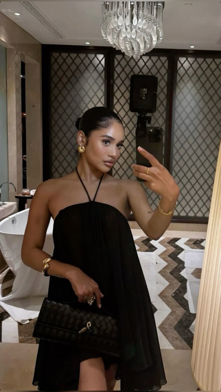 Yasmin mini-robe dos nu à col halter