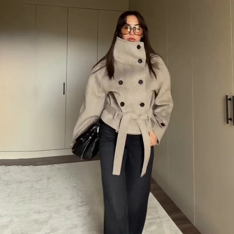 Cappotto Olivia con cintura e collo alto