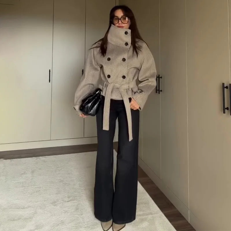 Cappotto Olivia con cintura e collo alto