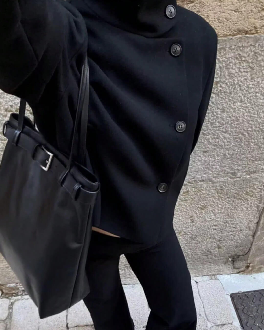 Cappotto Monica Rose con fibbia e collo alto