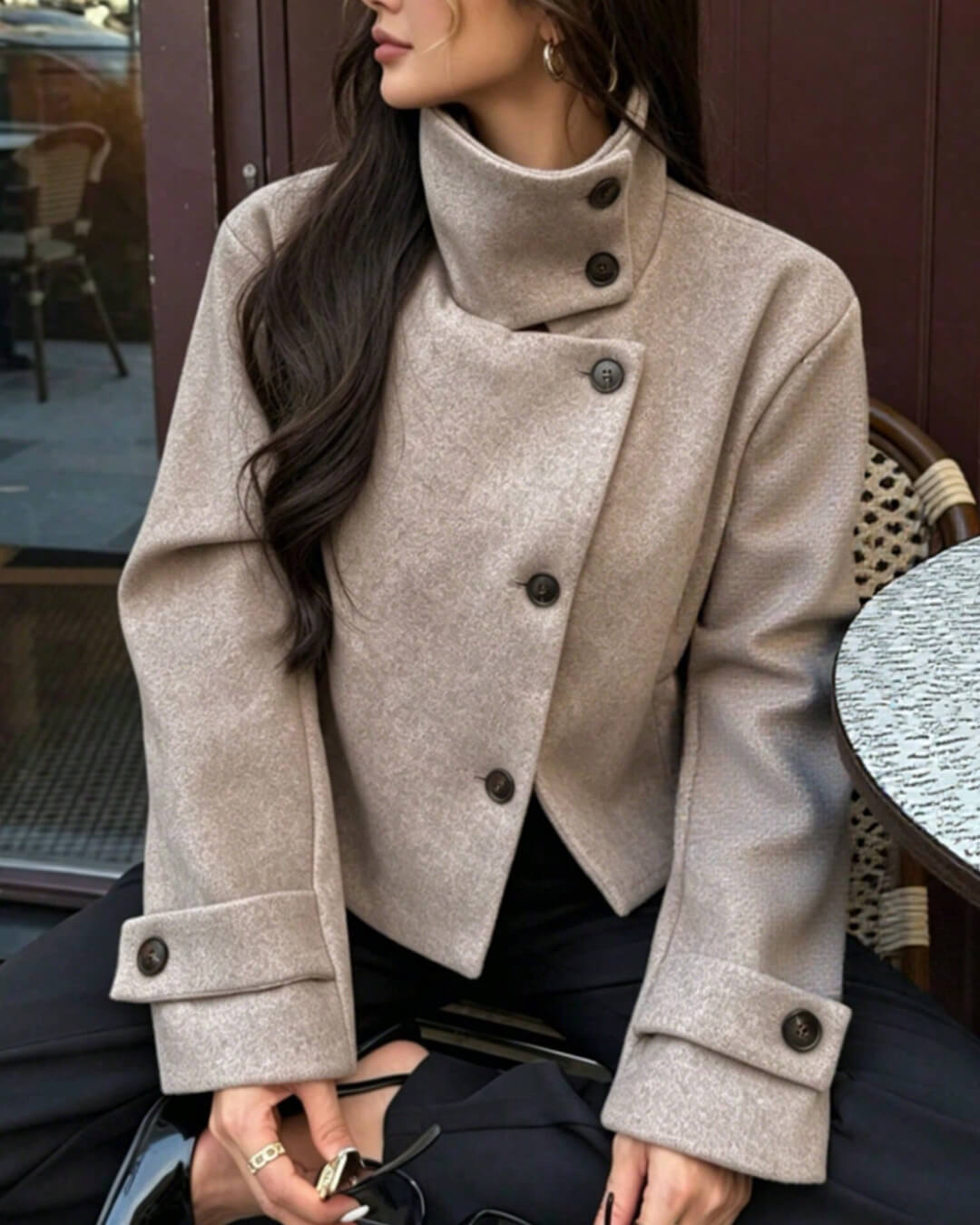 Cappotto Monica Rose con fibbia e collo alto