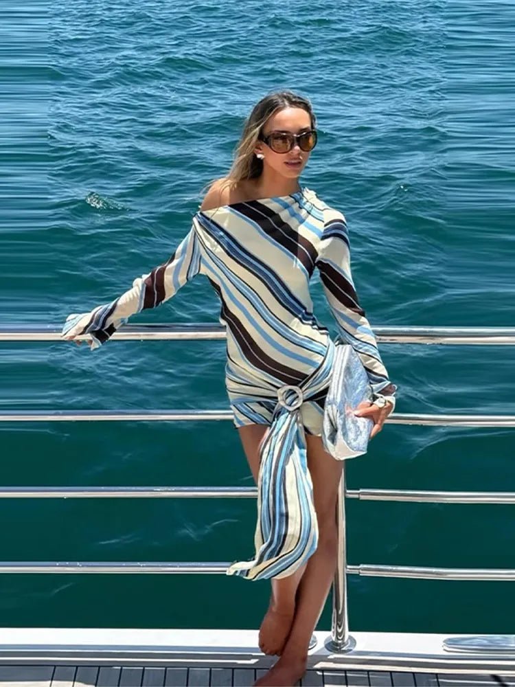 Nadira gestreiftes Mini-Kleid mit schrägem Kragen