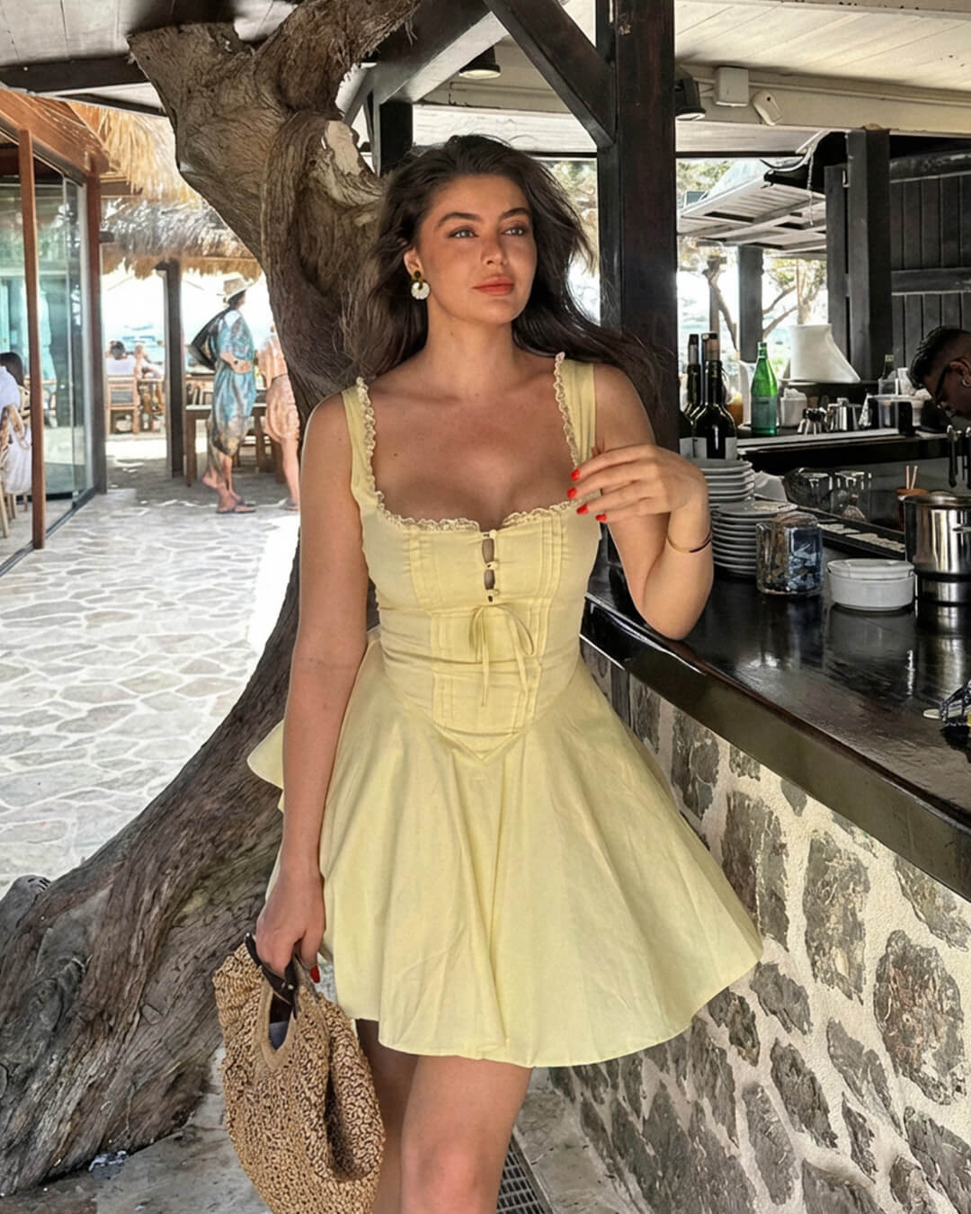 Evelyn robe courte avec laçage dans le dos