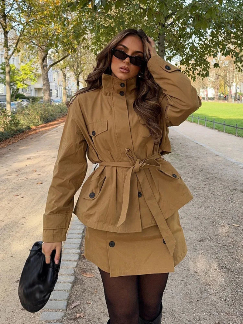Emily. Veste ceinturée col montant et ensemble skort