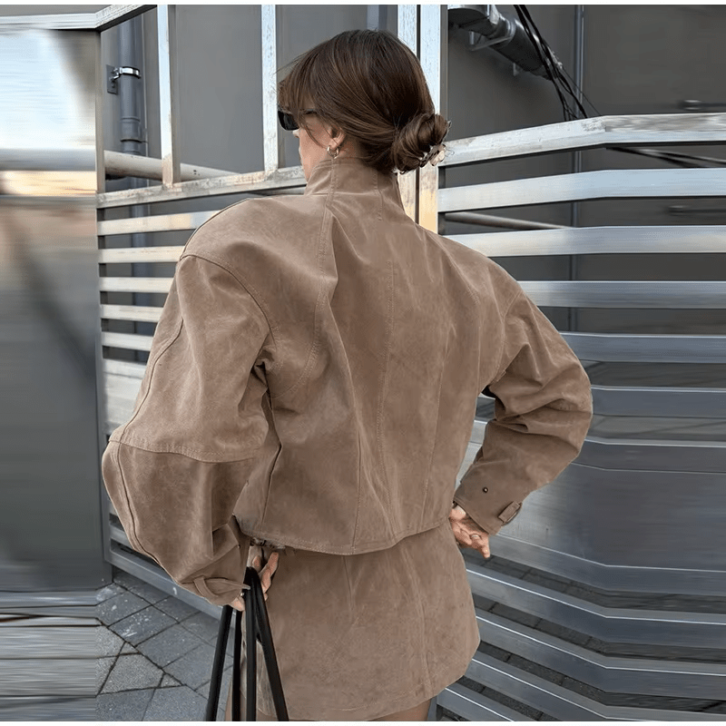 Completo Nicole in suede con giacca corta e gonna