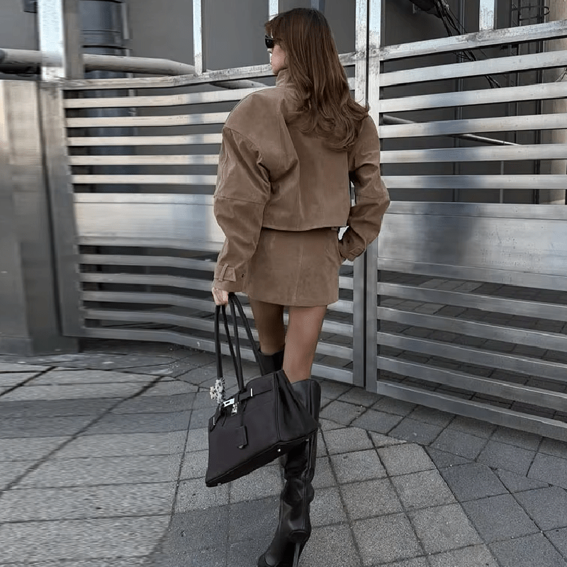 Completo Nicole in suede con giacca corta e gonna