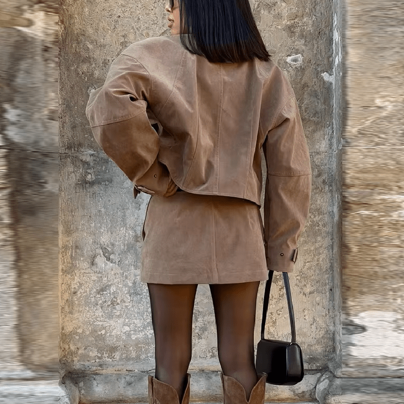 Completo Nicole in suede con giacca corta e gonna