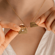 Collier Enveloppe Élégant Amira