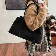 Amira Handtasche in Wildlederoptik