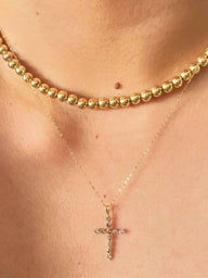 Collana con pendente a croce in zirconia Ariadne