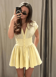 Robe courte plissée Brynn à boutons devant