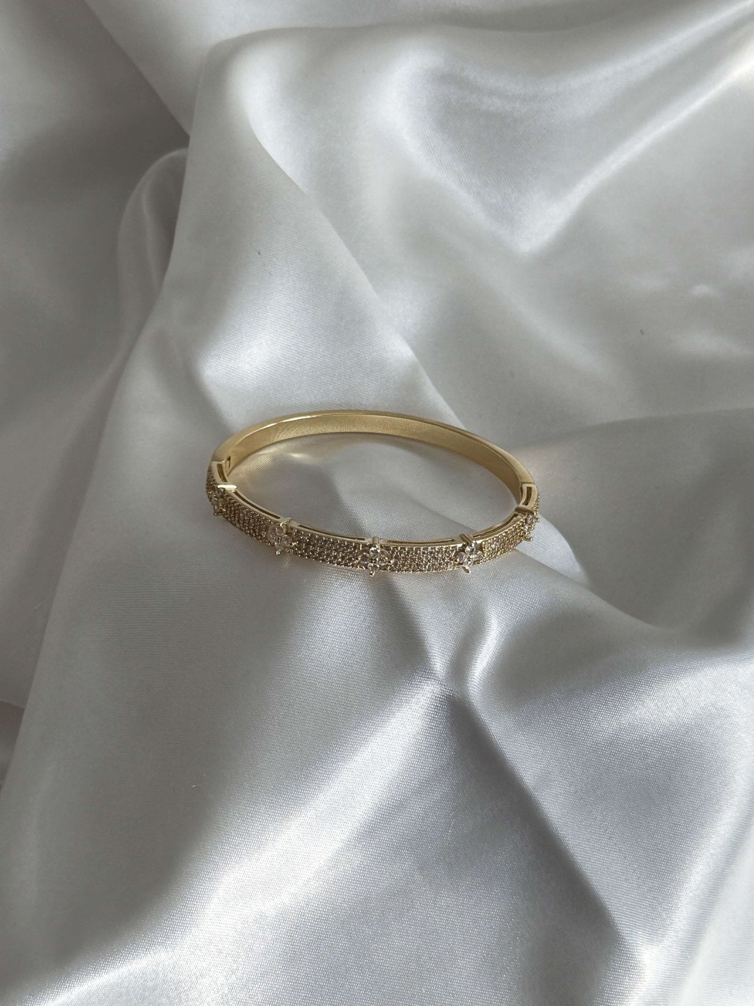 ZEYA - Camille Cuff