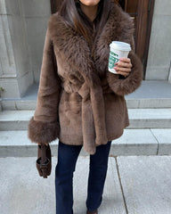 Cappotto Carmina con bordo in pelliccia ecologica