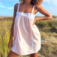 Abito mini Liora stile babydoll con rifinitura in pizzo
