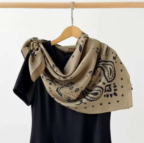 Reese Paisley Strick-Bandana-Schal