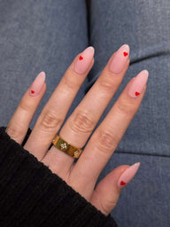 Anello a fascia Serrah con cuore e strass