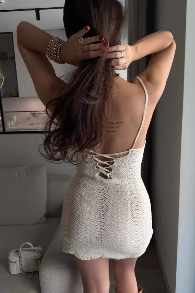 Sienna Strickkleid mit tiefer Rückenaussparung und Bindeband